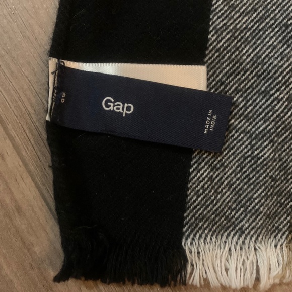 ❣️LAST CHANCE❣️New Gap Plaid Fringe Scarf - Picture 5 of 8